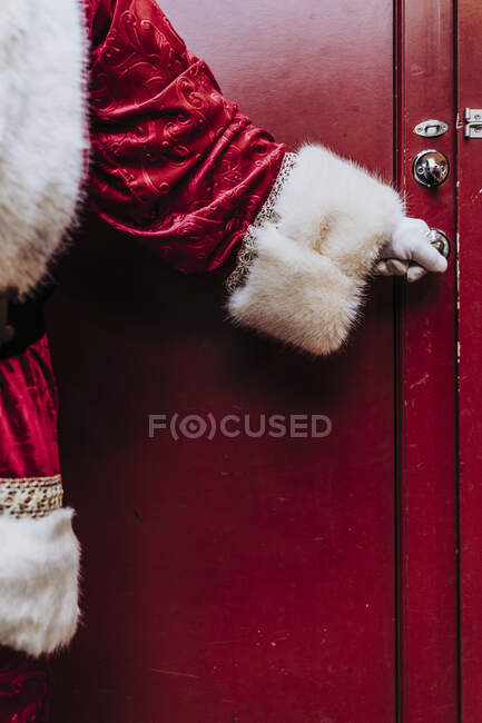 Las manos enguantadas de Santa Claus abren la puerta, cierran - foto de stock