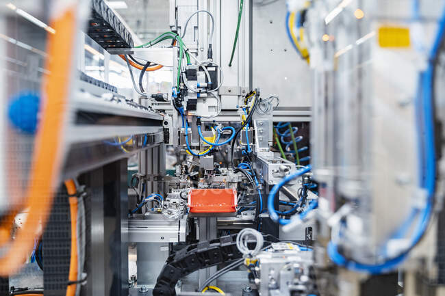 Komplizierte Maschinen in moderner Fabrik, Stuttgart, Deutschland — Stockfoto