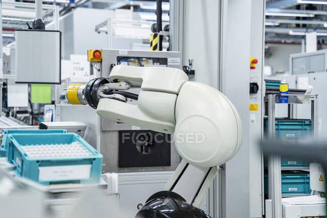 Arm des Montageroboters, der in einer modernen Fabrik arbeitet, Stuttgart, Deutschland — Stockfoto