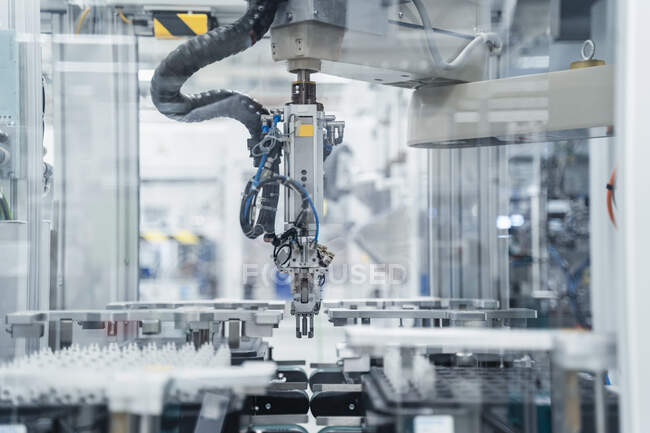 Arm of assembly robot functioning inside modern factory, Stuttgart, Germany — Stock Photo
