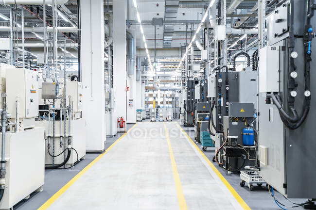 Путь между промышленными машинами на современном заводе, Озил, Германия — стоковое фото