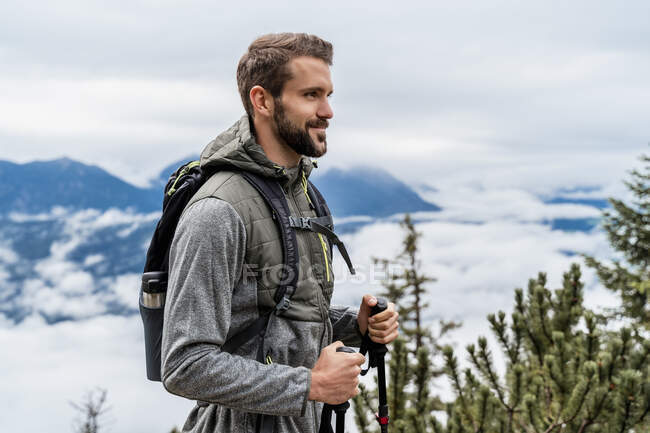 Confident young man on a hiking trip in the mountains, Herzogstand, Bavaria, Germany — Stock Photo