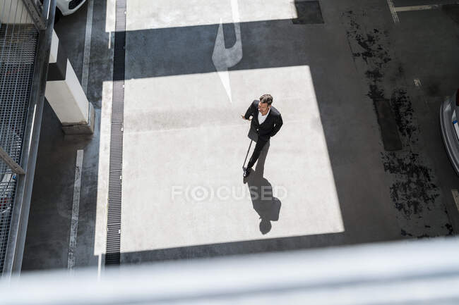 Geschäftsmann mit Gepäck unterwegs von oben gesehen — Stockfoto