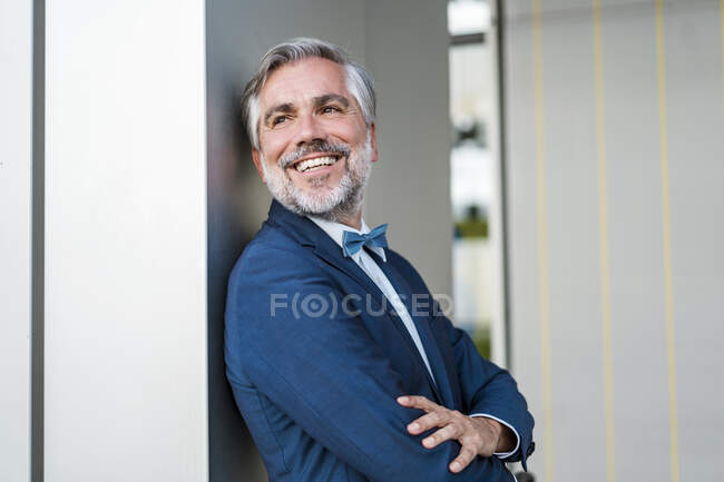 Retrato de sonriente elegante hombre de negocios maduro al aire libre - foto de stock