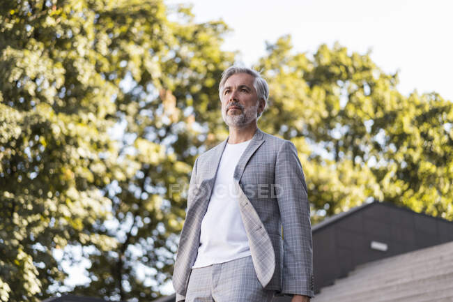 Uomo d'affari maturo alla moda che scende le scale in città — Foto stock