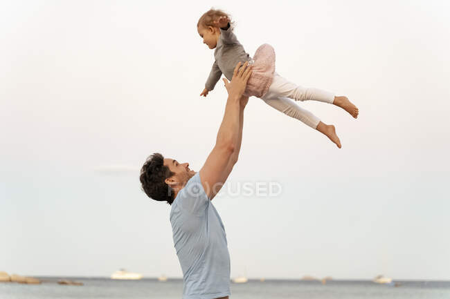 Счастливого отца тошнит дочь на пляже — стоковое фото