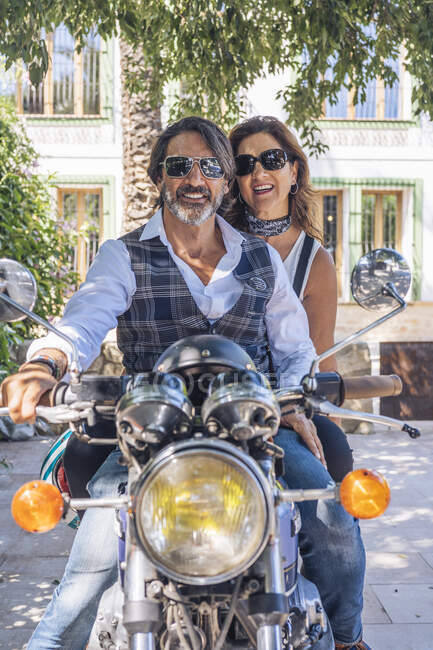 Portait de feliz casal maduro em uma motocicleta vintage — Fotografia de Stock