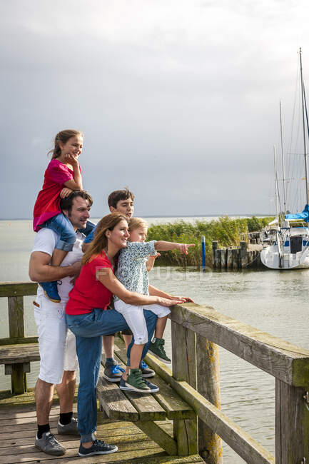 Family standing on a pier looking at view, Ahrenshoop, Mecklenburg-Western Pomerania, Germany — Stock Photo