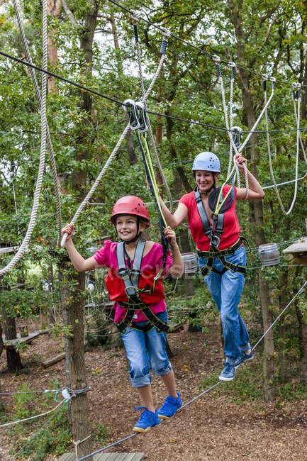 Madre e figlia su un percorso ad alta corda nella foresta — Foto stock