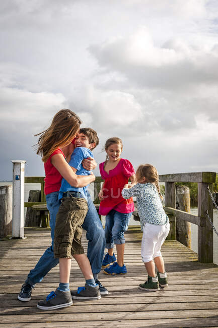 Щаслива родина на пірсі, Аренсхуп, Мекленбург - Західна Померанія, Німеччина. — стокове фото