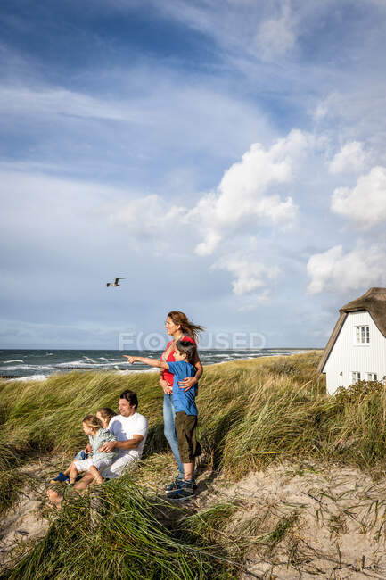 Famiglia in una duna sulla spiaggia guardando la vista, Darss, Meclemburgo-Pomerania occidentale, Germania — Foto stock