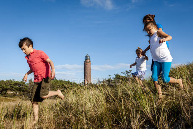Family running in a beach dune, Darss, Mecklenburg-Western Pomerania, Germany — Stock Photo