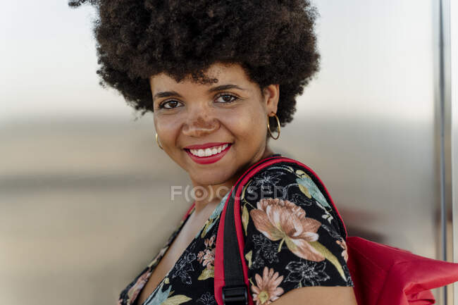 Retrato de afro-americano sorridente — Fotografia de Stock