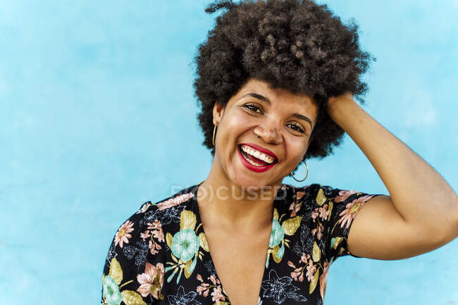Портрет жінки афро-американської жінки, з волоссям. — стокове фото