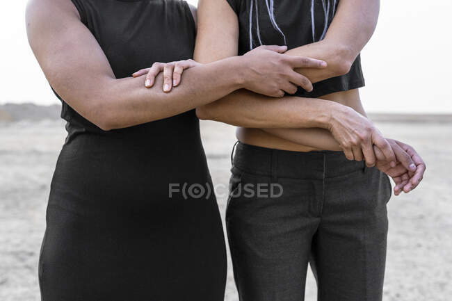 Zwei Frauen, die einander halten, Teilsicht — Stockfoto