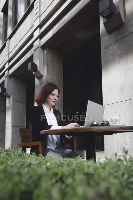 Безробітна жінка сидить у кав 