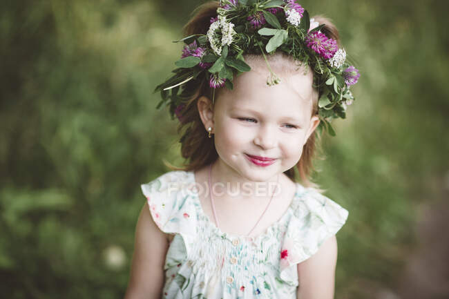 Портрет улыбающейся маленькой девочки с цветочным венком — стоковое фото