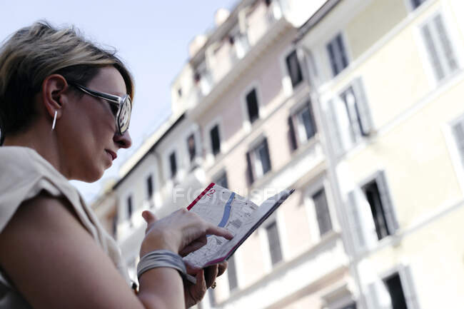 Donna in cerca di una guida in città, Roma, Italia — Foto stock