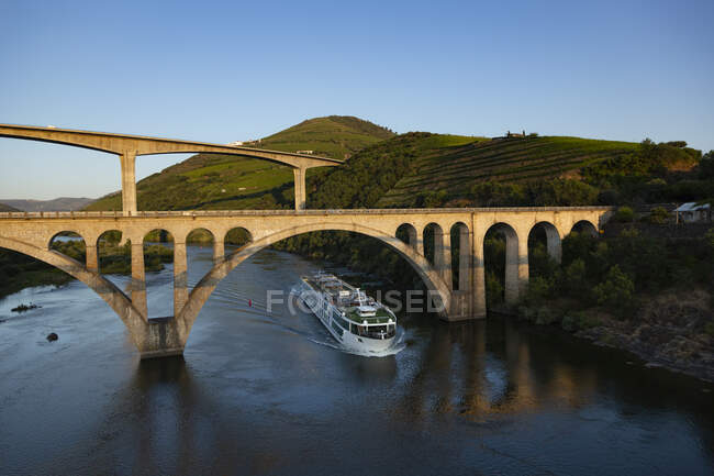 Brücke über Fähre auf dem Fluss Duoro vor blauem Himmel — Stockfoto