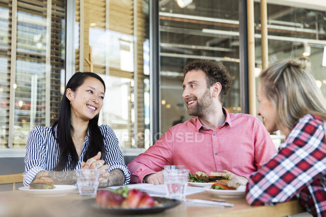 Щасливі друзі обідали в кафе — стокове фото