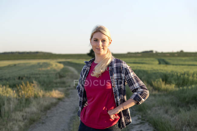 Портрет усміхненої жінки, що стоїть на брудній доріжці — стокове фото