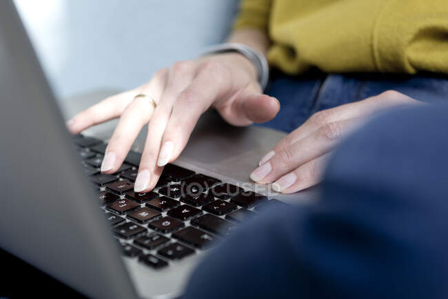 La mano de la mujer escribiendo en el teclado, primer plano - foto de stock