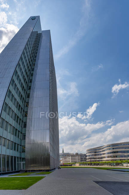 Vista ad angolo basso del grattacielo moderno contro il cielo blu a Dsseldorf, Germania — Foto stock