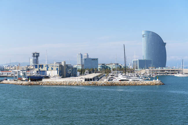 Vista al puerto desde el mar Mediterráneo, Barcelona, España - foto de stock