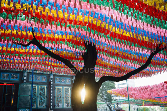 Tempio di Jogyesa decorato con lanterne di carta al tramonto, Seoul, Corea del Sud — Foto stock