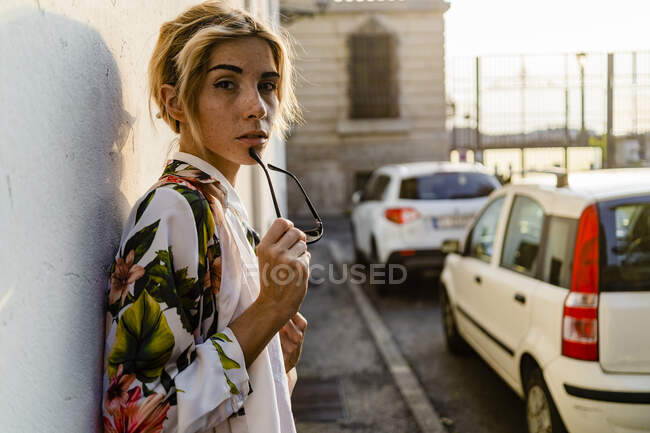 Retrato de una joven pensativa en la ciudad — Stock Photo