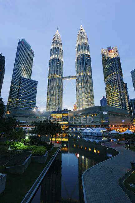 Petronas Towers al tramonto, Kuala Lumpur, Malesia — Foto stock