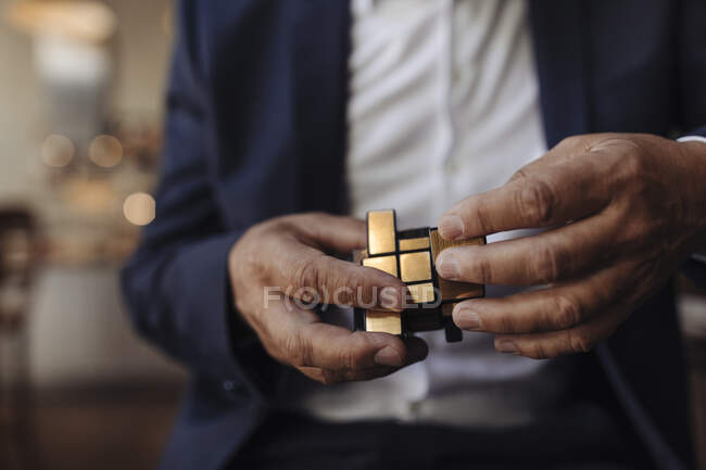 Nahaufnahme eines Geschäftsmannes mit Rubik 's Cube — Stockfoto