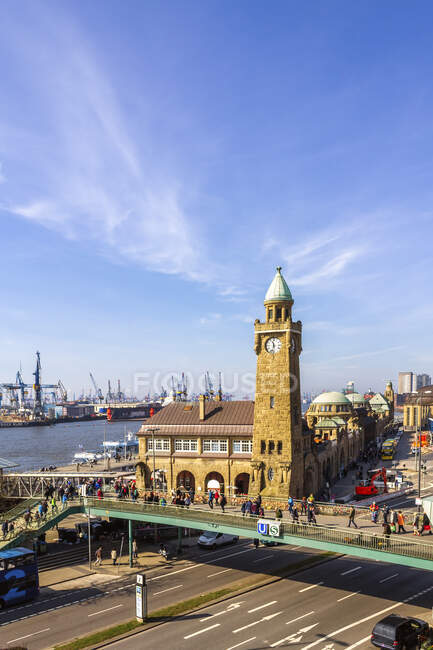 Porto di Amburgo, Torre dell'orologio a Landungsbruecken, Amburgo, Germania — Foto stock