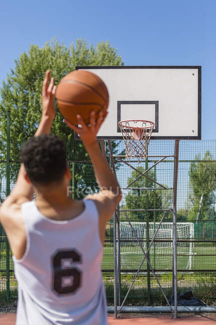 Молодий чоловік грає в баскетбол — стокове фото