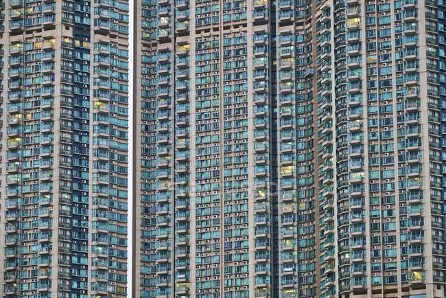Vista parcial de la torre del apartamento, Kowloon, Hong Kong, China - foto de stock