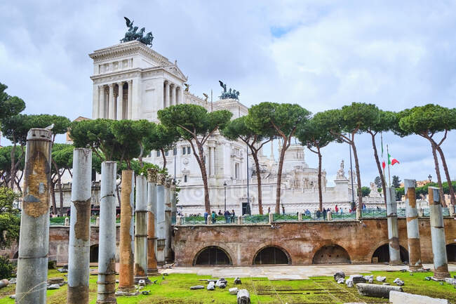 Trajan's Forum, Monumento a Vittorio Emanuele II, Forum Romanum, Rome, Italy — Stock Photo