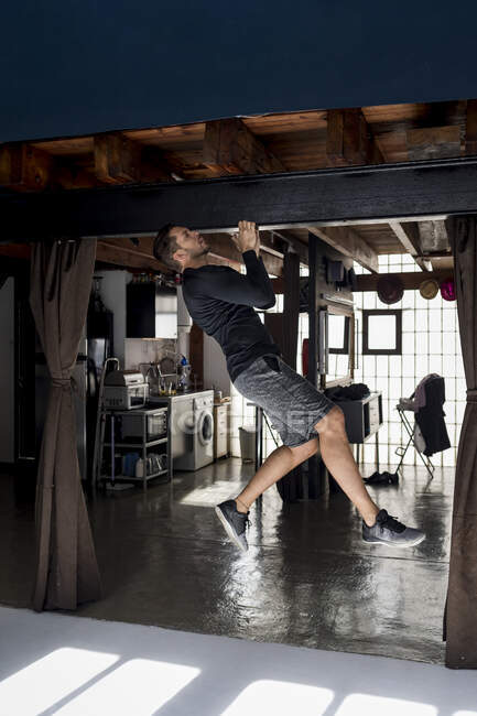 Atleta fare mento up nel suo loft — Foto stock