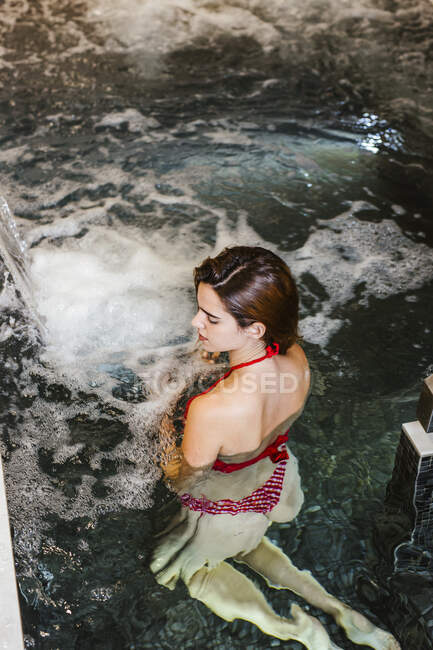Femme profitant du bain à remous dans un spa — Photo de stock