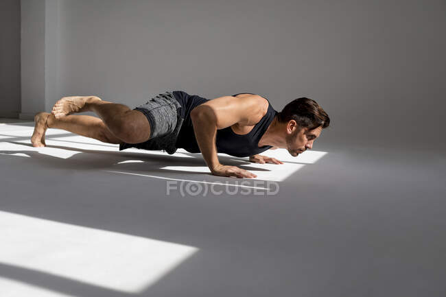 Спортсмен заползает в студию под солнцем — стоковое фото