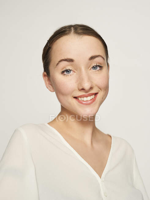 Портрет улыбающейся молодой женщины с голубыми глазами — стоковое фото