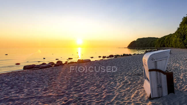 View to the beach with hooded beach chair at twilight, Binz, Ruegen, Germany — Foto stock