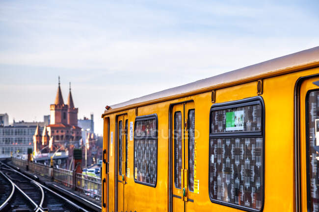 Treno su ferrovia sopraelevata davanti al ponte Oberbaum al crepuscolo, Berlino, Germania — Foto stock