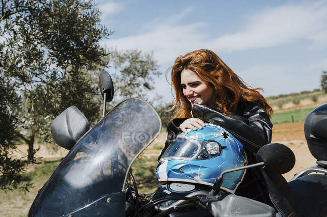 Retrato de mulher ruiva feliz em moto, Andaluzia, Espanha — Fotografia de Stock