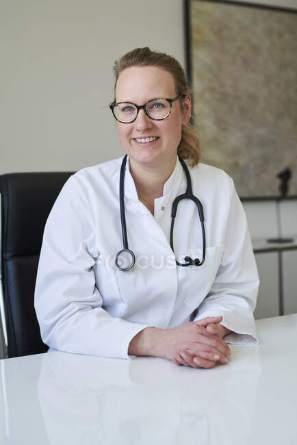 Retrato de médica confiante na prática médica — Fotografia de Stock
