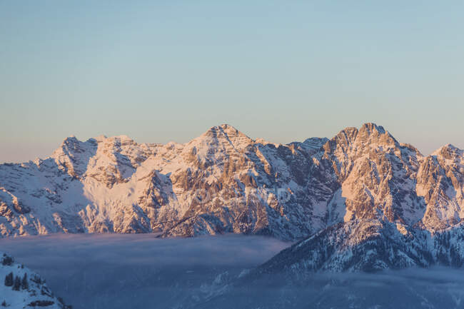 View over snowy mountains at dusk, Saalbach Hinterglemm, Pinzgau, Austria — Stock Photo