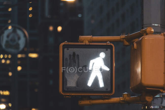 Luz peatonal de noche, Manhattan, Nueva York, EE.UU. - foto de stock