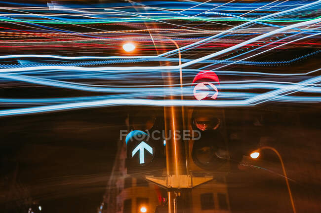 Ampeln in der Nacht in Madrid, lange Belichtungszeit — Stockfoto