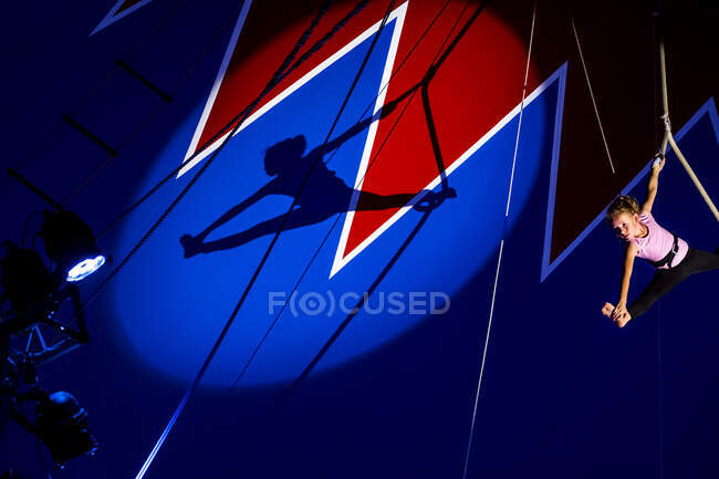 Circo, cuerda aérea, sombra de chica, artista, divisiones - foto de stock