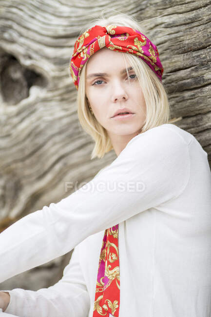 Porträt einer jungen Frau mit Haarband — Stockfoto