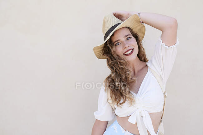 Retrato de bela jovem sorridente com chapéu — Fotografia de Stock